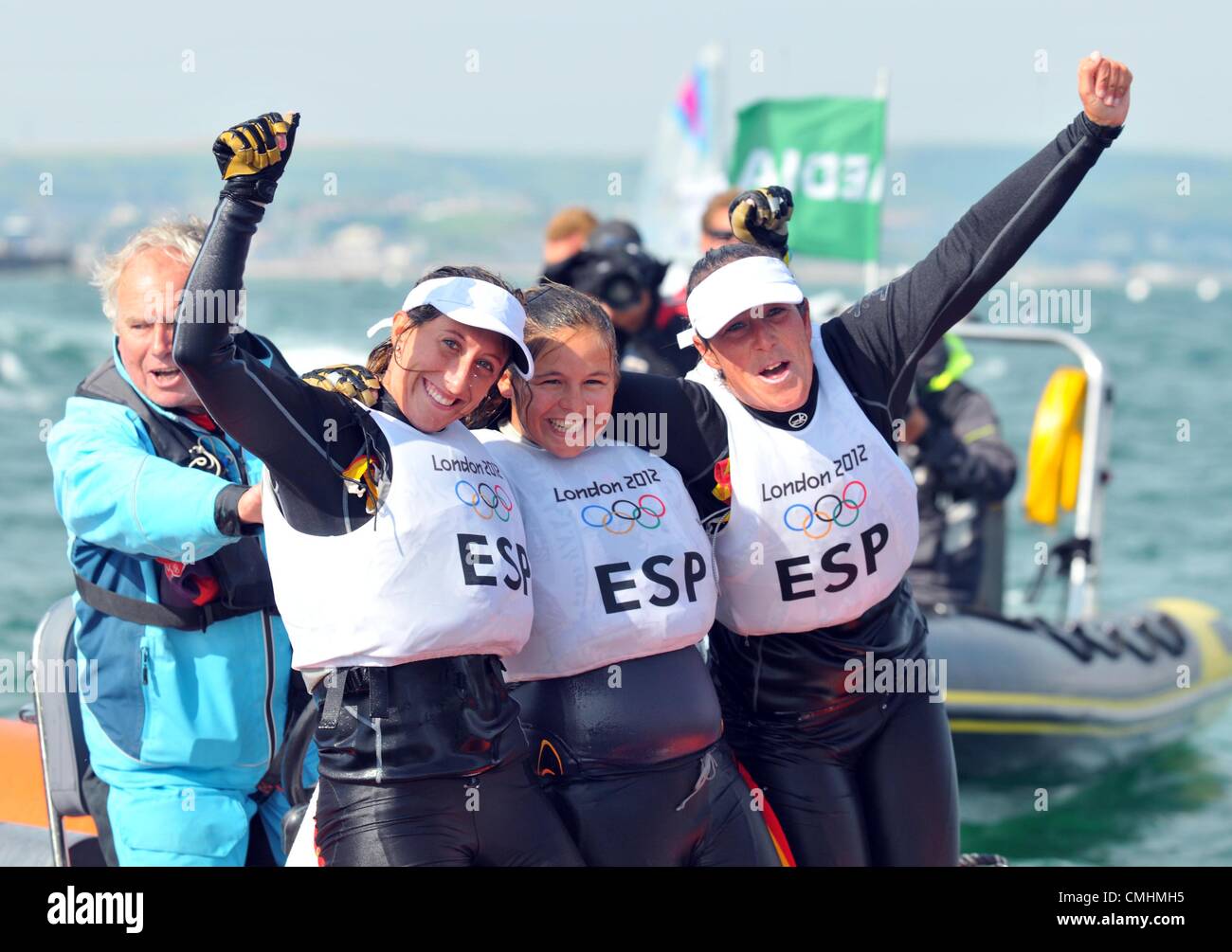 Olimpiadi di Londra 2012, barca a vela a Weymouth e Portland Venue, Dorset, Gran Bretagna, UK. Agosto 11th, 2012 Tamara Echegoyen Dominguez, Sofia Toro Prieto Puga e Angela Pumariega Menendez di Spagna festeggiare la conquista la medaglia d'oro nel femminile Elliott 6m vela classe immagine: Dorset Servizio media Foto Stock