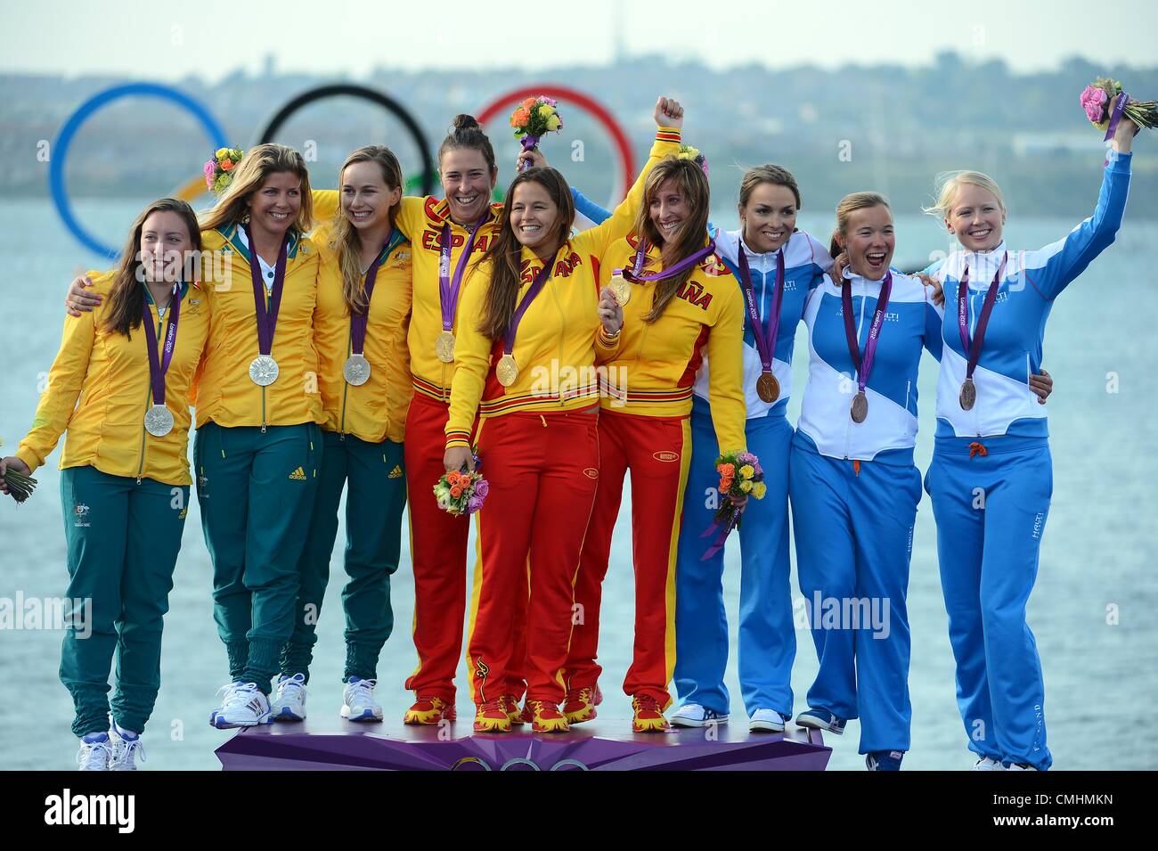 Olimpiadi di Londra 2012, barca a vela a Weymouth e Portland Venue, Dorset, Gran Bretagna, UK. Agosto 11th, 2012 Lucinda Whitty, Nina Curtis e Olivia Prezzo di Australia celebrare argento, Tamara Echegoyen Dominguez, Sofia Toro Prieto Puga e Angela Pumariega Menendez di Spagna festeggiare la conquista di oro e Mikaela Wulff, Kanerva Silja e Silja Lehtinen di Finlandia festeggiare il bronzo sul podio nel femminile Elliott 6m vela classin la donna Elliott 6m vela classe immagine: Dorset Servizio media Foto Stock