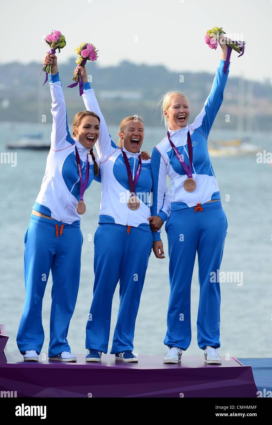 Olimpiadi di Londra 2012, barca a vela a Weymouth e Portland Venue, Dorset, Gran Bretagna, UK. Agosto 11th, 2012 Mikaela Wulff, Kanerva Silja e Silja Lehtinen di Finlandia festeggiare il bronzo della donna Elliott 6m vela classe immagine: Dorset Servizio media Foto Stock
