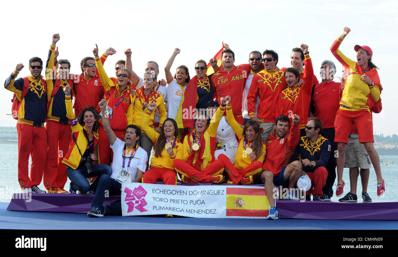 Olimpiadi di Londra 2012, barca a vela a Weymouth e Portland Venue, Dorset, Gran Bretagna, UK. Agosto 11th, 2012 Tamara Echegoyen Dominguez, Sofia Toro Prieto Puga e Angela Pumariega Menendez della Spagna e il loro team festeggiare la conquista la medaglia d'oro nel femminile Elliott 6m vela classe immagine: Dorset Servizio media Foto Stock