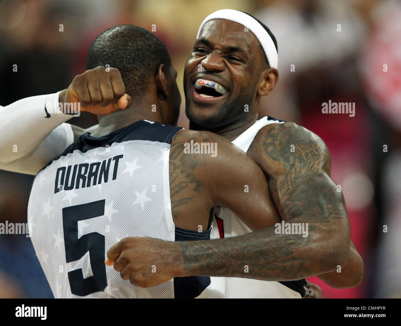 12.08.2012. Londra, Inghilterra Kevin Durant (L) abbracci LeBron James degli Stati Uniti dopo aver vinto il basket gioco finale contro la Spagna in North Greenwich Arena presso il London 2012 Giochi Olimpici di Londra, Gran Bretagna, 12 agosto 2012. Foto Stock