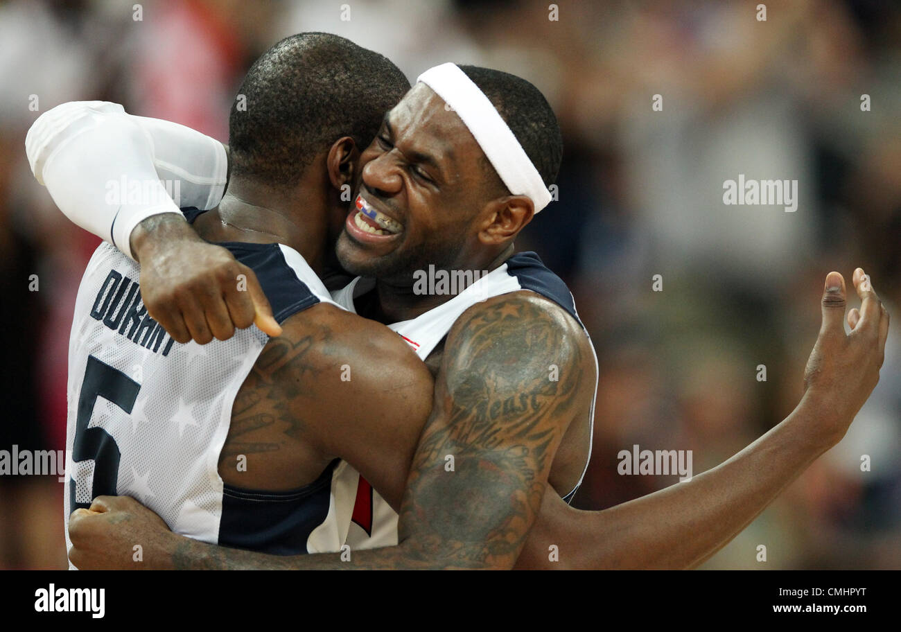 12.08.2012. Londra, Inghilterra Kevin Durant (L) abbracci LeBron James degli Stati Uniti dopo aver vinto il basket gioco finale contro la Spagna in North Greenwich Arena presso il London 2012 Giochi Olimpici di Londra, Gran Bretagna, 12 agosto 2012. Foto Stock