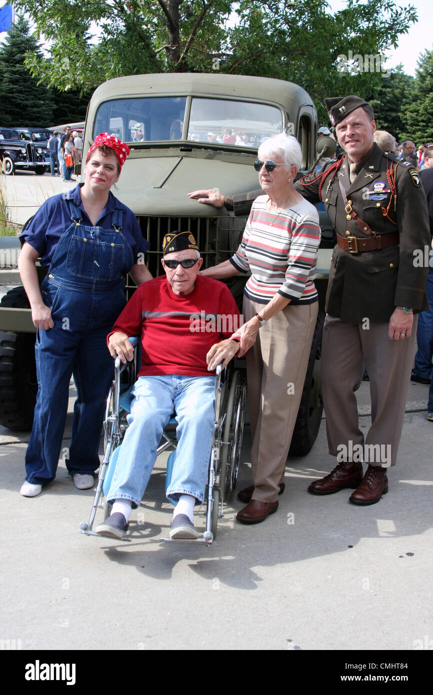 11 ago 2012. Campo di onore evento a Miller Park Baseball Stadium Milwaukee WI USA il 11 agosto 2012. Durante la Seconda guerra mondiale il veterano del Wisconsin e moglie pone con reenactors come Rosie la rivettatrice. I veterani della Seconda guerra mondiale furono onorati alla manifestazione con la promozione del volo di onore che vola veterani a Washington DC per visualizzare il memoriale della seconda guerra mondiale. Foto Stock