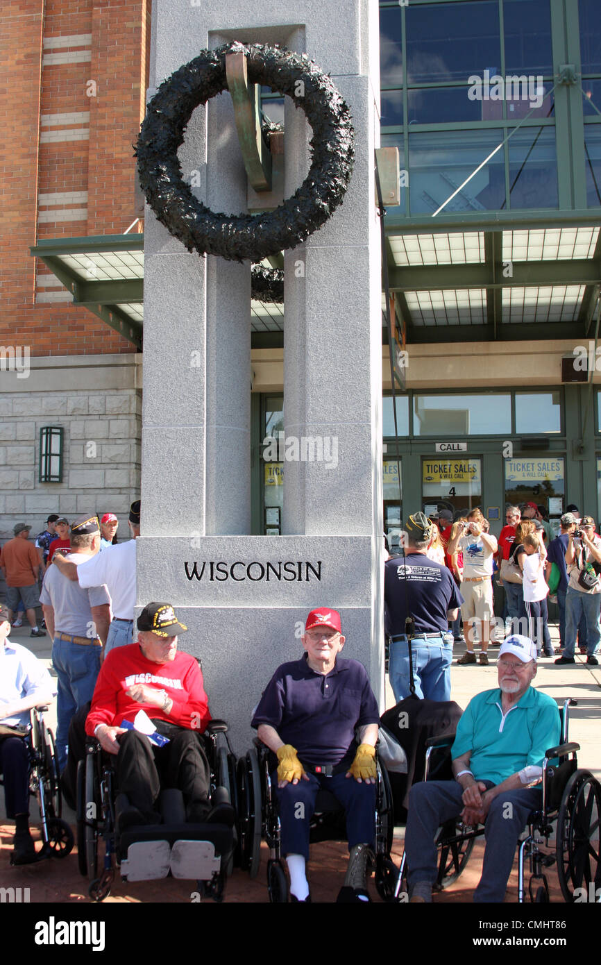 11 ago 2012. Campo di onore evento a Miller Park Baseball Stadium Milwaukee WI USA il 11 agosto 2012. I veterani della Seconda Guerra Mondiale in posa davanti alla seconda guerra mondiale Wisconsin Memorial viaggiare statua una replica di uno situato a Washington D.C. II Guerra Mondiale Veterani hanno onorato alla manifestazione con la promozione del volo di onore che vola veterani a Washington DC per visualizzare il memoriale della seconda guerra mondiale. Foto Stock