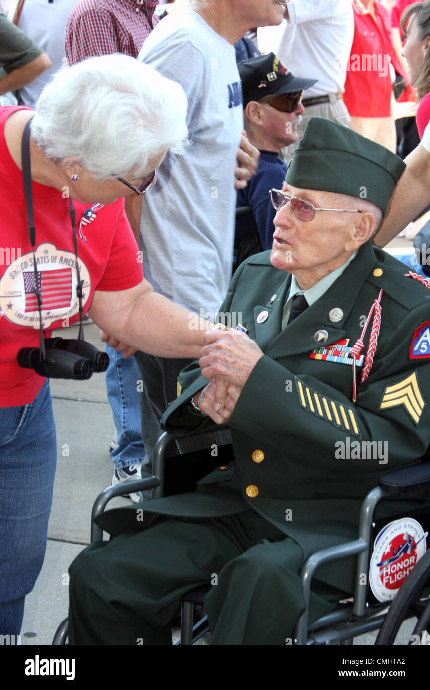 11 ago 2012. Campo di onore, un saluto per il più grande evento di generazione a Miller Park Baseball Stadium Milwaukee WI USA il 11 agosto 2012. WWII esercito veterano sergente Burseth essendo ha ringraziato per il suo servizio. II Guerra Mondiale Veterani del Wisconsin hanno onorato alla manifestazione con la promozione del volo di onore che vola veterani a Washington DC per visualizzare il memoriale della seconda guerra mondiale. Foto Stock