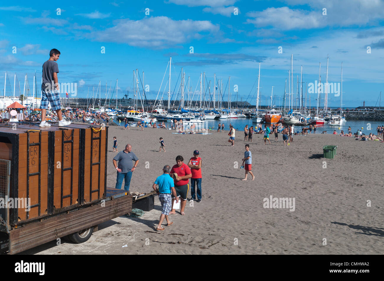 Preparativi per la corrida sulla spiaggia di sabbia di Praia da Vitória, isola di Terceira, Azzorre, Portogallo, con folle che si radunano per assistere all'evento. 11 agosto 2012. Corrida sulla spiaggia di sabbia della città di Praia da Vitória, Azzorre (il bestiame proveniva dagli allevatori Herdeiros de Ezequiel Rodrigues) i tori arrivano dai prati all'arena sulla spiaggia di sabbia per le più grandi feste dell'isola di Terceira Foto Stock