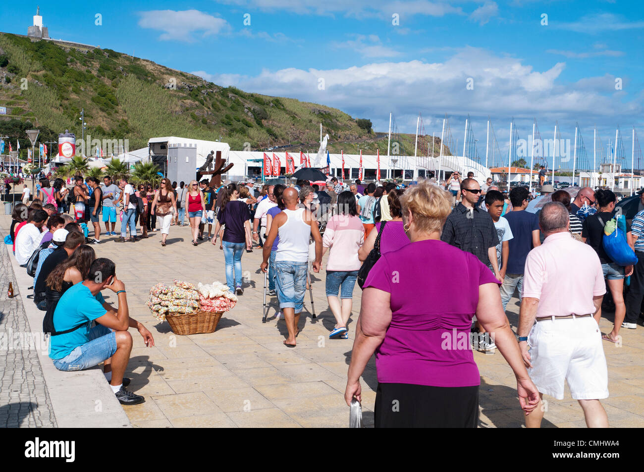 Preparativi per la corrida sulla spiaggia di sabbia di Praia da Vitória, isola di Terceira, Azzorre, Portogallo, con folle che si radunano per assistere all'evento. 11 agosto 2012. Corrida sulla spiaggia di sabbia della città di Praia da Vitória, Azzorre (il bestiame proveniva dagli allevatori Herdeiros de Ezequiel Rodrigues) i tori arrivano dai prati all'arena sulla spiaggia di sabbia per le più grandi feste dell'isola di Terceira Foto Stock