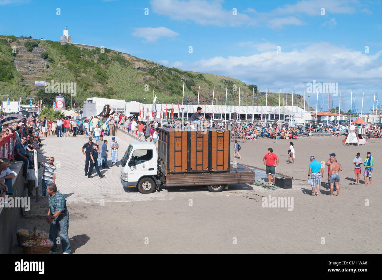 Preparativi per la corrida sulla spiaggia di sabbia di Praia da Vitória, isola di Terceira, Azzorre, Portogallo, con folle che si radunano per assistere all'evento. 11 agosto 2012. Corrida sulla spiaggia di sabbia della città di Praia da Vitória, Azzorre (il bestiame proveniva dagli allevatori Herdeiros de Ezequiel Rodrigues) i tori arrivano dai prati all'arena sulla spiaggia di sabbia per le più grandi feste dell'isola di Terceira Foto Stock