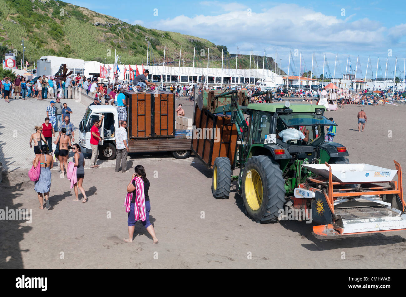 Preparativi per la corrida sulla spiaggia di sabbia di Praia da Vitória, isola di Terceira, Azzorre, Portogallo, con folle che si radunano per assistere all'evento. 11 agosto 2012. Corrida sulla spiaggia di sabbia della città di Praia da Vitória, Azzorre (il bestiame proveniva dagli allevatori Herdeiros de Ezequiel Rodrigues) i tori arrivano dai prati all'arena sulla spiaggia di sabbia per le più grandi feste dell'isola di Terceira Foto Stock