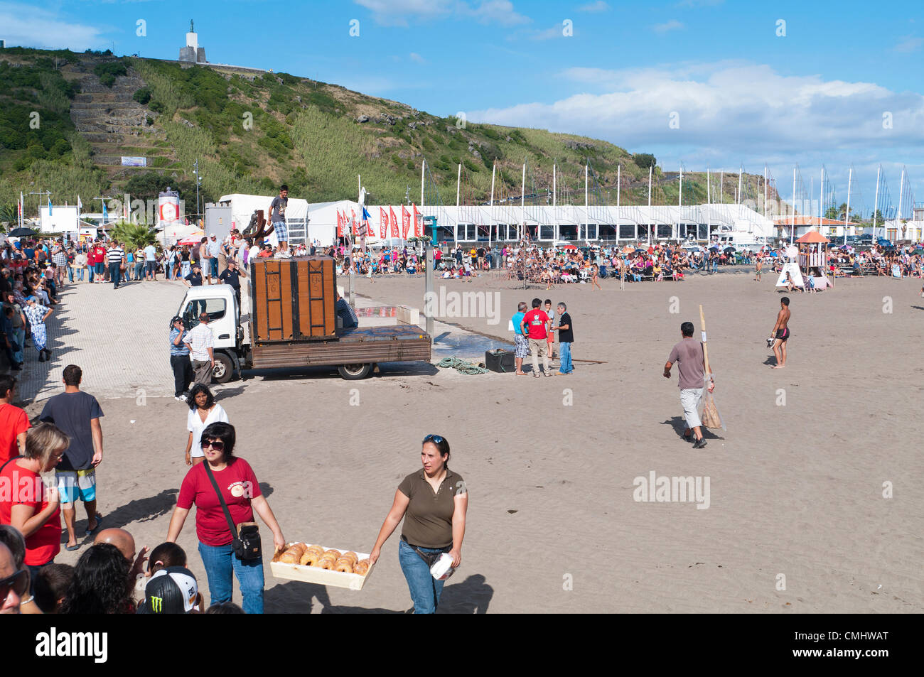 Preparativi per la corrida sulla spiaggia di sabbia di Praia da Vitória, isola di Terceira, Azzorre, Portogallo, con folle che si radunano per assistere all'evento. 11 agosto 2012. Corrida sulla spiaggia di sabbia della città di Praia da Vitória, Azzorre (il bestiame proveniva dagli allevatori Herdeiros de Ezequiel Rodrigues) i tori arrivano dai prati all'arena sulla spiaggia di sabbia per le più grandi feste dell'isola di Terceira Foto Stock