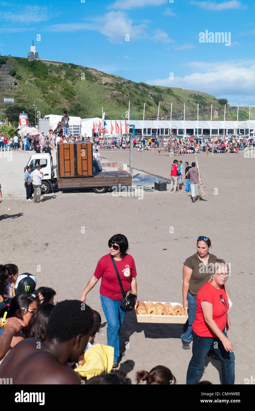 Preparativi per la corrida sulla spiaggia di sabbia di Praia da Vitória, isola di Terceira, Azzorre, Portogallo, con folle che si radunano per assistere all'evento. 11 agosto 2012. Corrida sulla spiaggia di sabbia della città di Praia da Vitória, Azzorre (il bestiame proveniva dagli allevatori Herdeiros de Ezequiel Rodrigues) i tori arrivano dai prati all'arena sulla spiaggia di sabbia per le più grandi feste dell'isola di Terceira Foto Stock