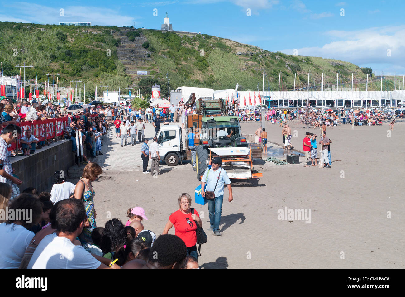 Preparativi per la corrida sulla spiaggia di sabbia di Praia da Vitória, isola di Terceira, Azzorre, Portogallo, con folle che si radunano per assistere all'evento. 11 agosto 2012. Corrida sulla spiaggia di sabbia della città di Praia da Vitória, Azzorre (il bestiame proveniva dagli allevatori Herdeiros de Ezequiel Rodrigues) i tori arrivano dai prati all'arena sulla spiaggia di sabbia per le più grandi feste dell'isola di Terceira Foto Stock