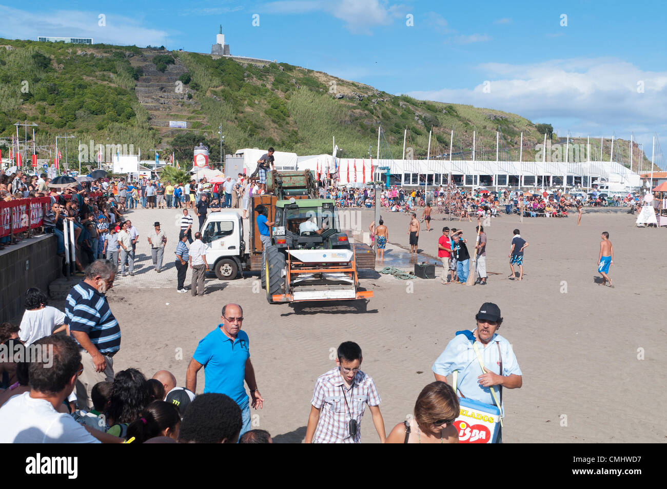 Preparativi per la corrida sulla spiaggia di sabbia di Praia da Vitória, isola di Terceira, Azzorre, Portogallo, con folle che si radunano per assistere all'evento. 11 agosto 2012. Corrida sulla spiaggia di sabbia della città di Praia da Vitória, Azzorre (il bestiame proveniva dagli allevatori Herdeiros de Ezequiel Rodrigues) i tori arrivano dai prati all'arena sulla spiaggia di sabbia per le più grandi feste dell'isola di Terceira Foto Stock