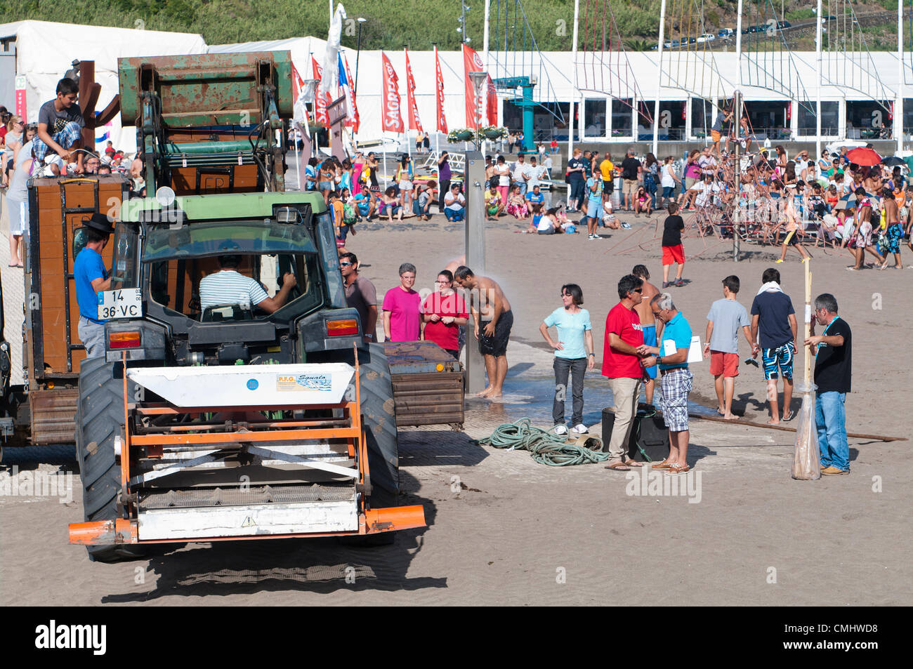 Preparativi per la corrida sulla spiaggia di sabbia di Praia da Vitória, isola di Terceira, Azzorre, Portogallo, con folle che si radunano per assistere all'evento. 11 agosto 2012. Corrida sulla spiaggia di sabbia della città di Praia da Vitória, Azzorre (il bestiame proveniva dagli allevatori Herdeiros de Ezequiel Rodrigues) i tori arrivano dai prati all'arena sulla spiaggia di sabbia per le più grandi feste dell'isola di Terceira Foto Stock