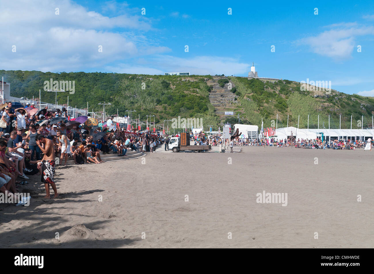 Preparativi per la corrida sulla spiaggia di sabbia di Praia da Vitória, isola di Terceira, Azzorre, Portogallo, con folle che si radunano per assistere all'evento. 11 agosto 2012. Corrida sulla spiaggia di sabbia della città di Praia da Vitória, Azzorre (il bestiame proveniva dagli allevatori Herdeiros de Ezequiel Rodrigues) i tori arrivano dai prati all'arena sulla spiaggia di sabbia per le più grandi feste dell'isola di Terceira Foto Stock
