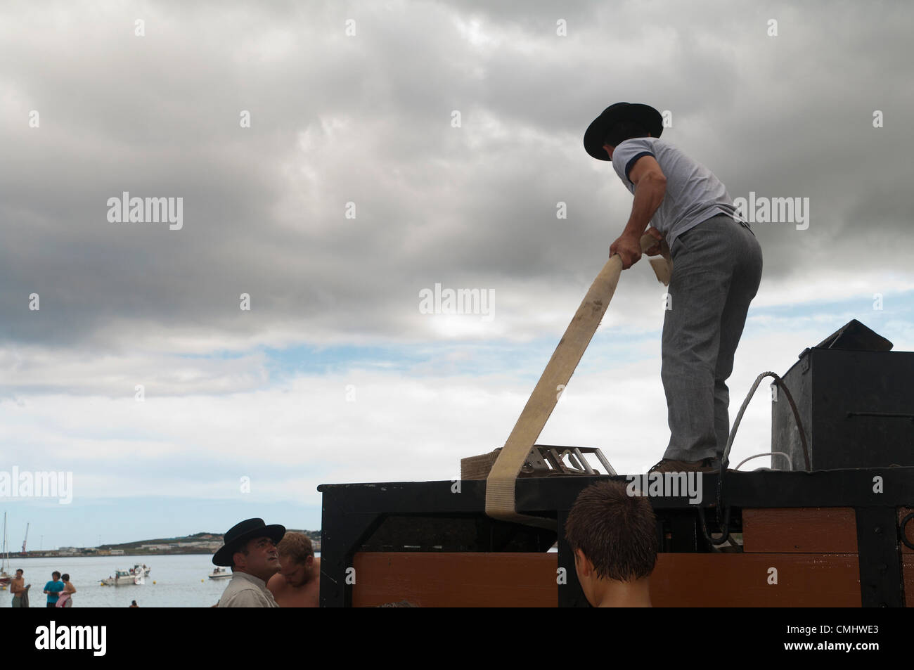 Preparativi per la corrida sulla spiaggia di sabbia di Praia da Vitória, isola di Terceira, Azzorre, Portogallo, con folle che si radunano per assistere all'evento. 11 agosto 2012. Corrida sulla spiaggia di sabbia della città di Praia da Vitória, Azzorre (il bestiame proveniva dagli allevatori Herdeiros de Ezequiel Rodrigues) i tori arrivano dai prati all'arena sulla spiaggia di sabbia per le più grandi feste dell'isola di Terceira Foto Stock
