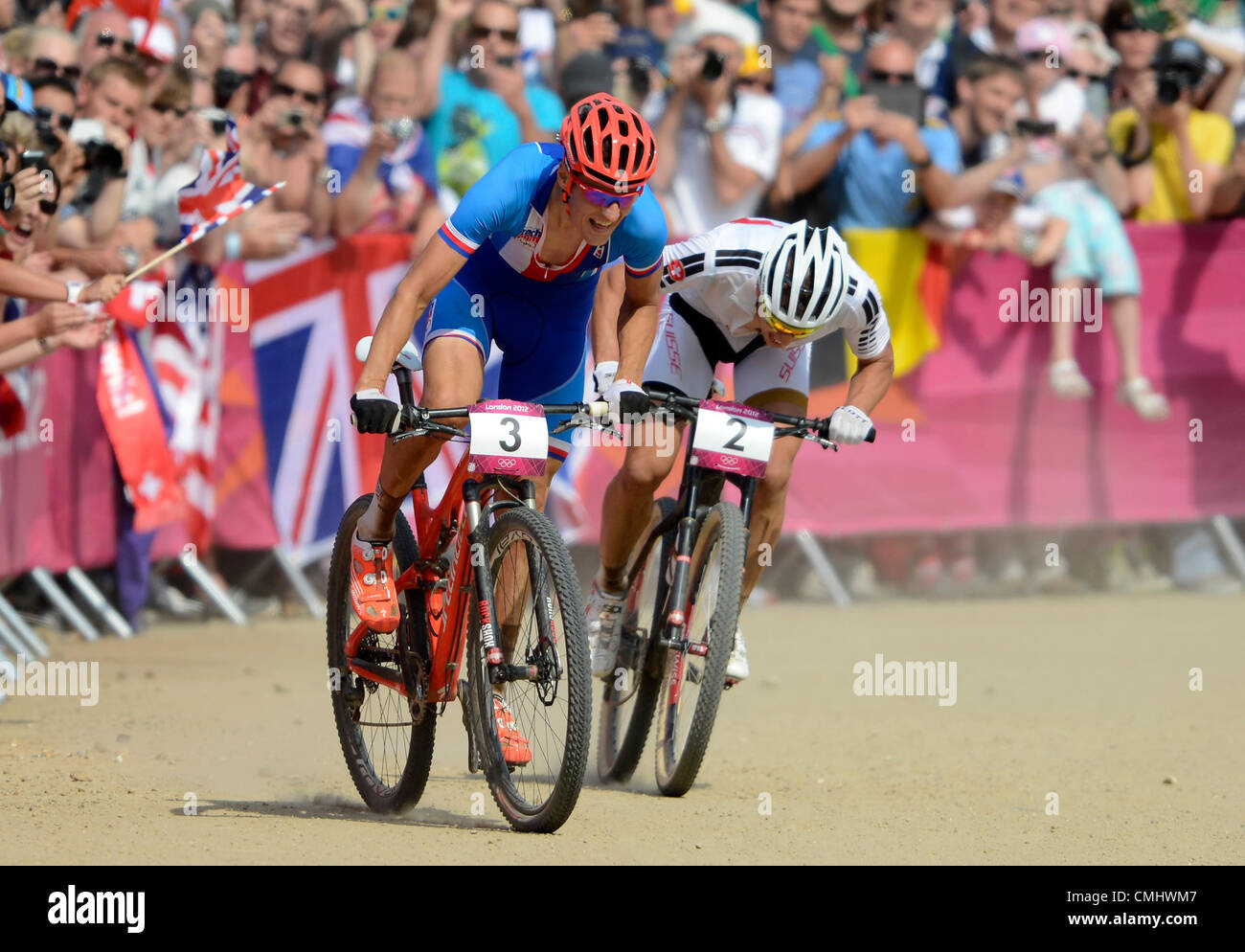 Jaroslav Kulhavy della Repubblica ceca ha vinto la medaglia d'oro in Mountain Bike Escursioni in bicicletta uomini di razza, al 2012 Olimpiadi di estate, domenica, 12 agosto 2012, in Hadleigh Farm, in Essex, Inghilterra. Foto a destra è il secondo posto di Nino Schurter (SUI). (CTK foto/Michal Kamaryt) Foto Stock