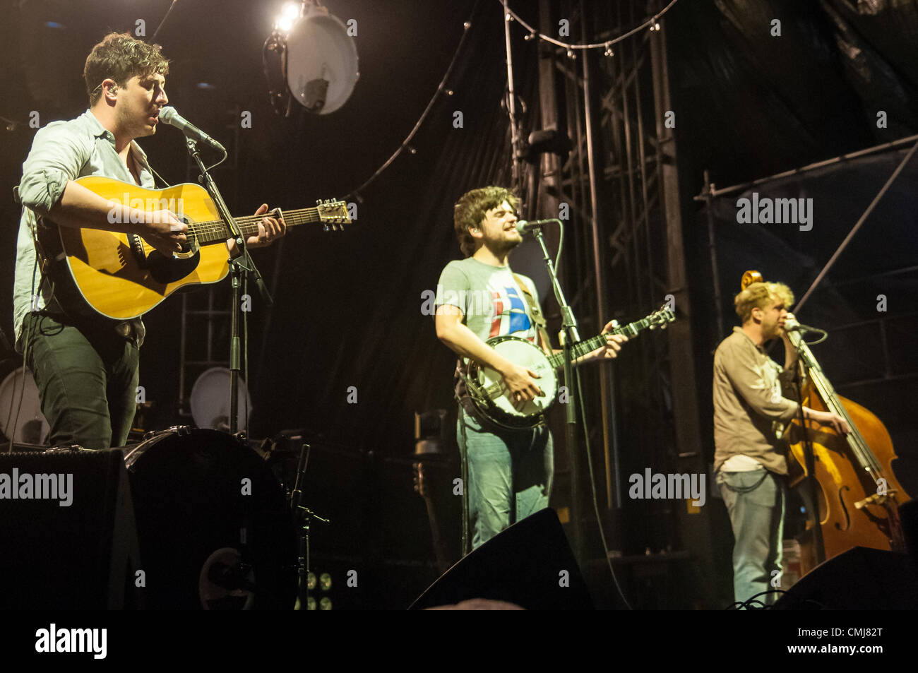 14 ago 2012. British folk rock gruppo Mumford & Sons play per oltre 11000 persone presso il Padiglione LC in Columbus, Ohio, 14 agosto 2012. La band ha venduto fuori lo spettacolo a tempo di record per il luogo. Credito: Matt Ellis / Alamy Live News Foto Stock