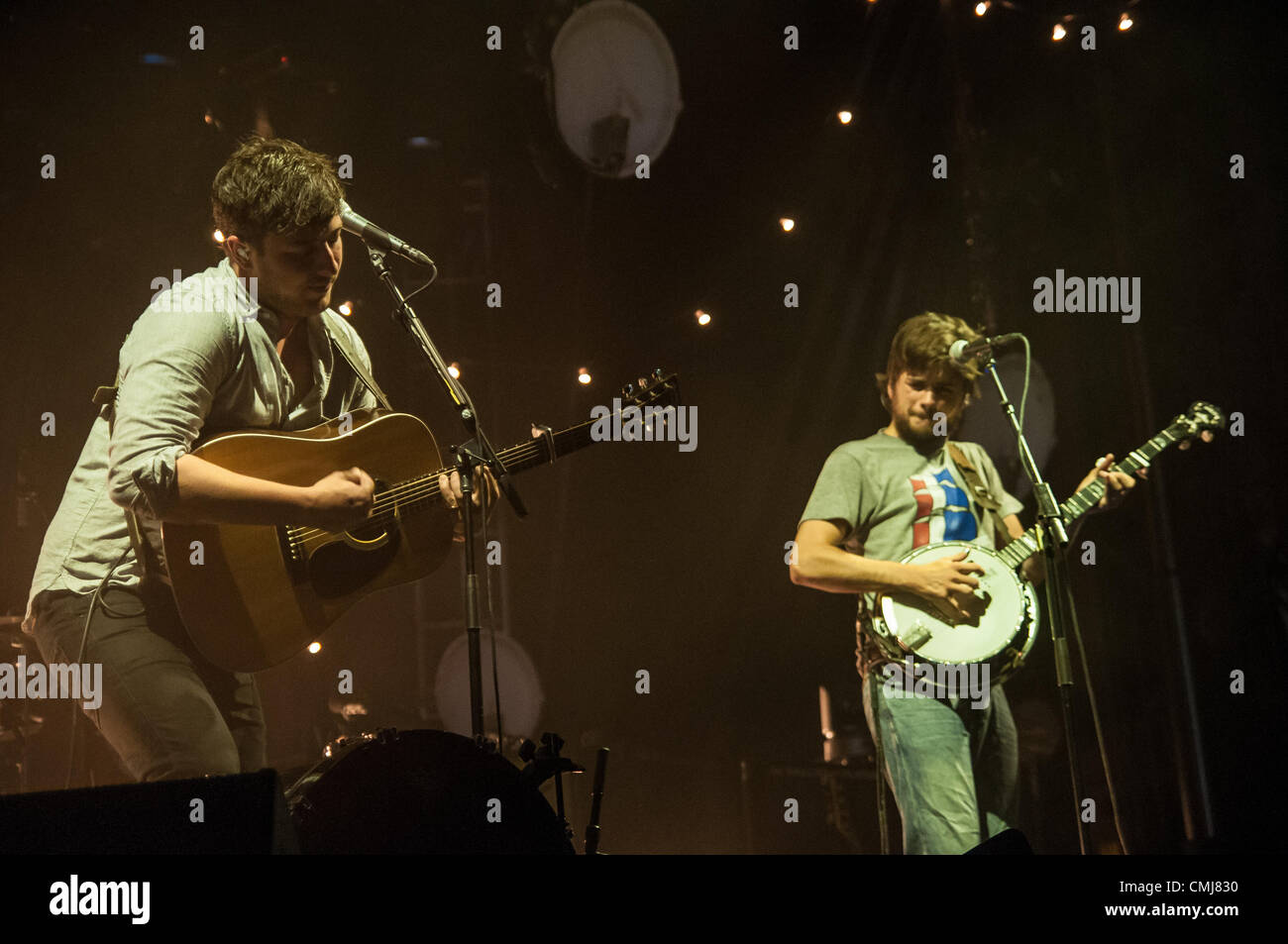 14 ago 2012. British folk rock gruppo Mumford & Sons play per oltre 11000 persone presso il Padiglione LC in Columbus, Ohio, 14 agosto 2012. La band ha venduto fuori lo spettacolo a tempo di record per il luogo. Credito: Matt Ellis / Alamy Live News Foto Stock