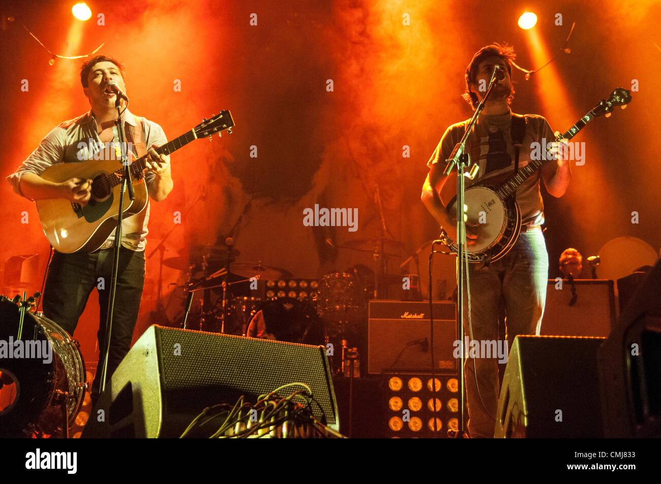 14 ago 2012. British folk rock gruppo Mumford & Sons play per oltre 11000 persone presso il Padiglione LC in Columbus, Ohio, 14 agosto 2012. La band ha venduto fuori lo spettacolo a tempo di record per il luogo. Credito: Matt Ellis / Alamy Live News Foto Stock