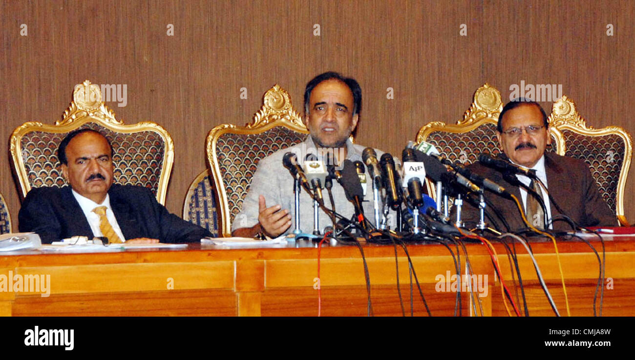 Ministro federale per le informazioni e la radiodiffusione, Qamar Zaman Kaira risolve una pressa confernce dopo la riunione del gabinetto di Islamabad su Mercoledì, 15 agosto 2012. Foto Stock