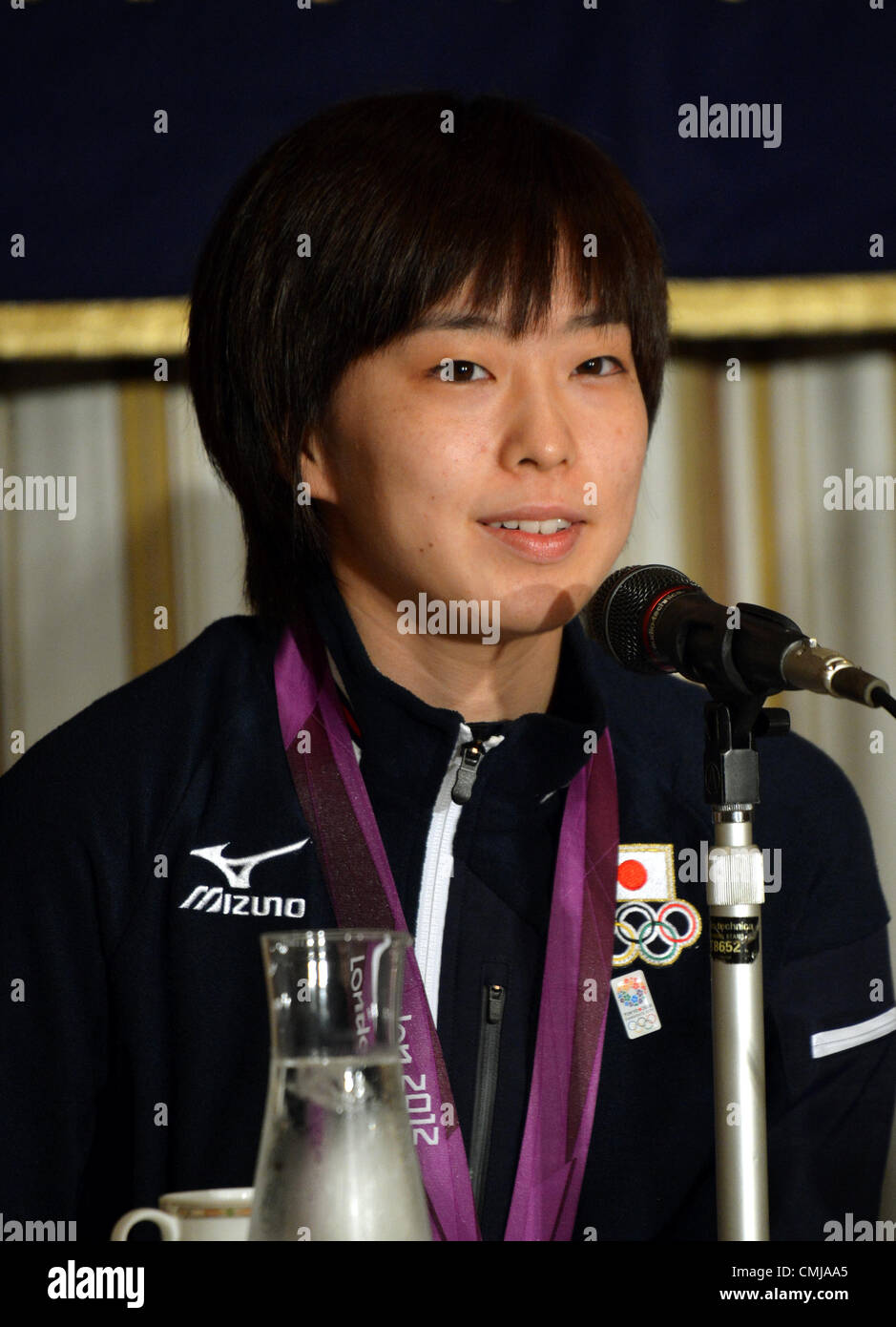 Agosto 14, 2012, Tokyo, Giappone - Kasumi Ishikawa, un membro di Olimpiadi giapponesi ping pong team, parla nel corso di una conferenza stampa a Tokyo's corrispondenti stranieri' Club del Giappone Martedì, 14 agosto 2012. Ishikawa lungo con Sayaka Hirano e ai Fukuhara ha portato a casa medaglie d argento da Londra dove le ragazze ha incontrato la Cina nel concorso a squadre FINALE. (Foto di Natsuki Sakai/AFLO) AYF -mis- Foto Stock