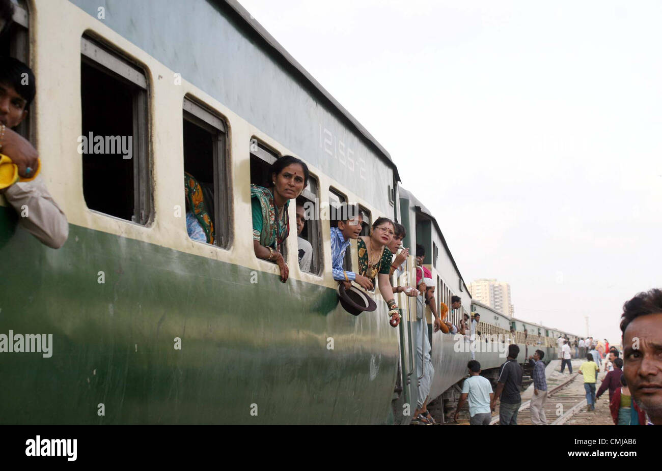 Pakistani devoti indù arrivano alla Stazione Ferroviaria Cantt stazione a bordo di un treno per l'India per eseguire rituali religiosi nella vicina, a Karachi il Mercoledì, 15 agosto 2012. Foto Stock