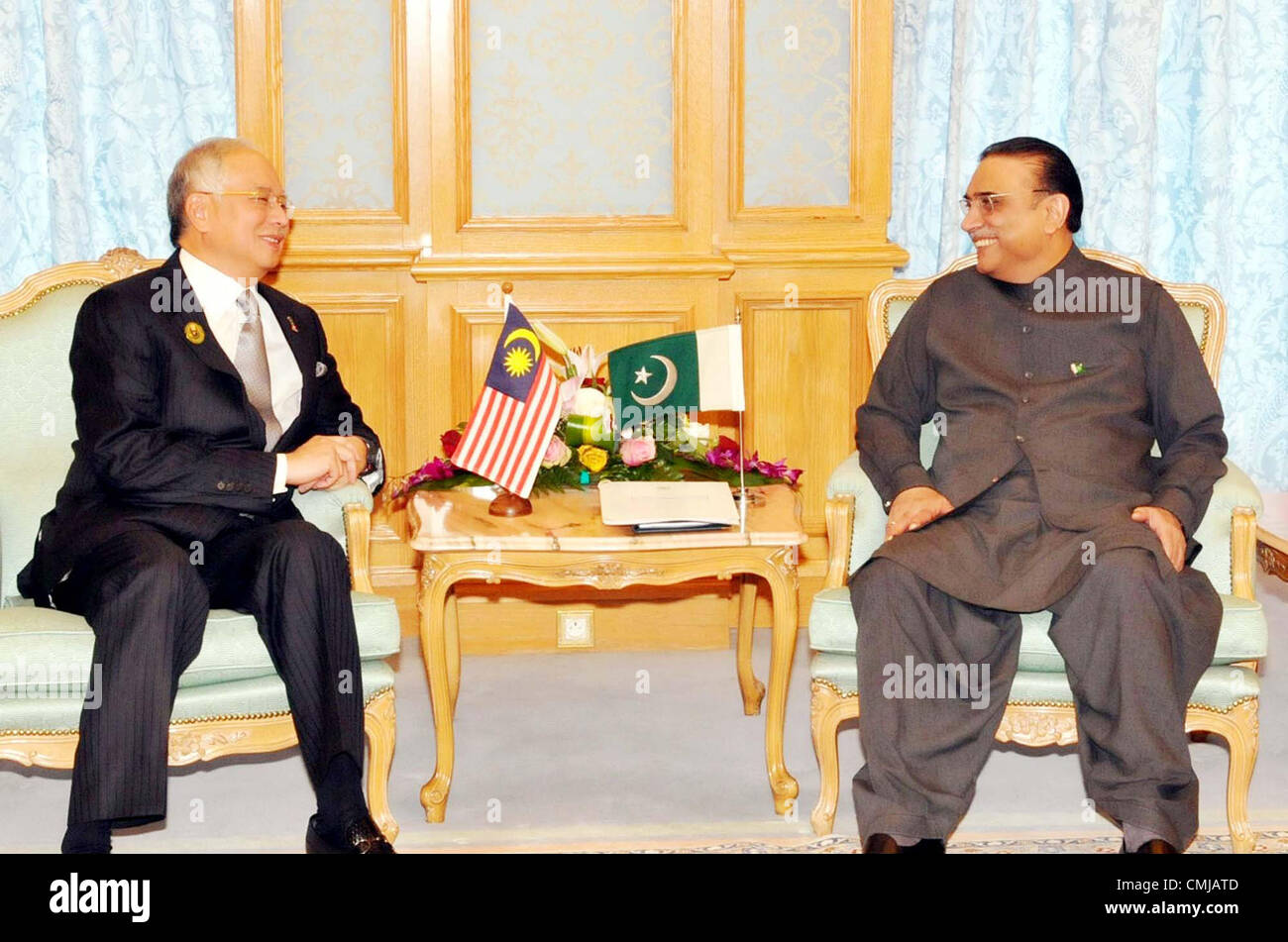 Il presidente pakistano, Asif Ali Zardari scambi di opinioni con Malaysian primo ministro Datuk Seri Najib Tun Razak durante la riunione a margine della solidarietà islamica vertice a Makkah in Arabia Saudita Mercoledì, 15 agosto 2012. Foto Stock