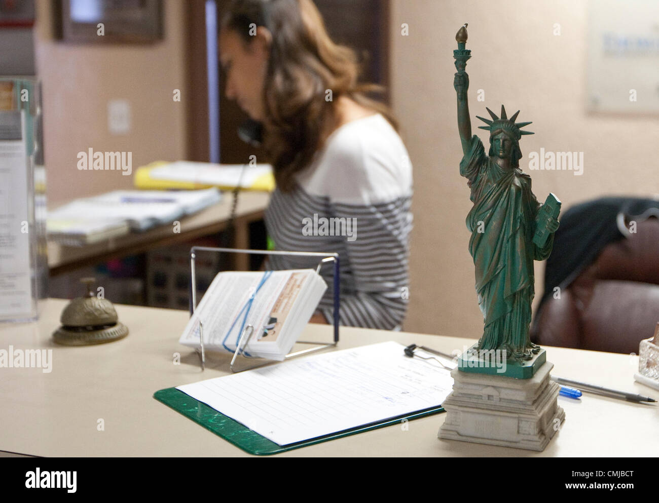Replica in miniatura della Statua della Libertà si siede sul banco ricevimento presso l'immigrazione ufficio del procuratore di Austin in Texas Foto Stock