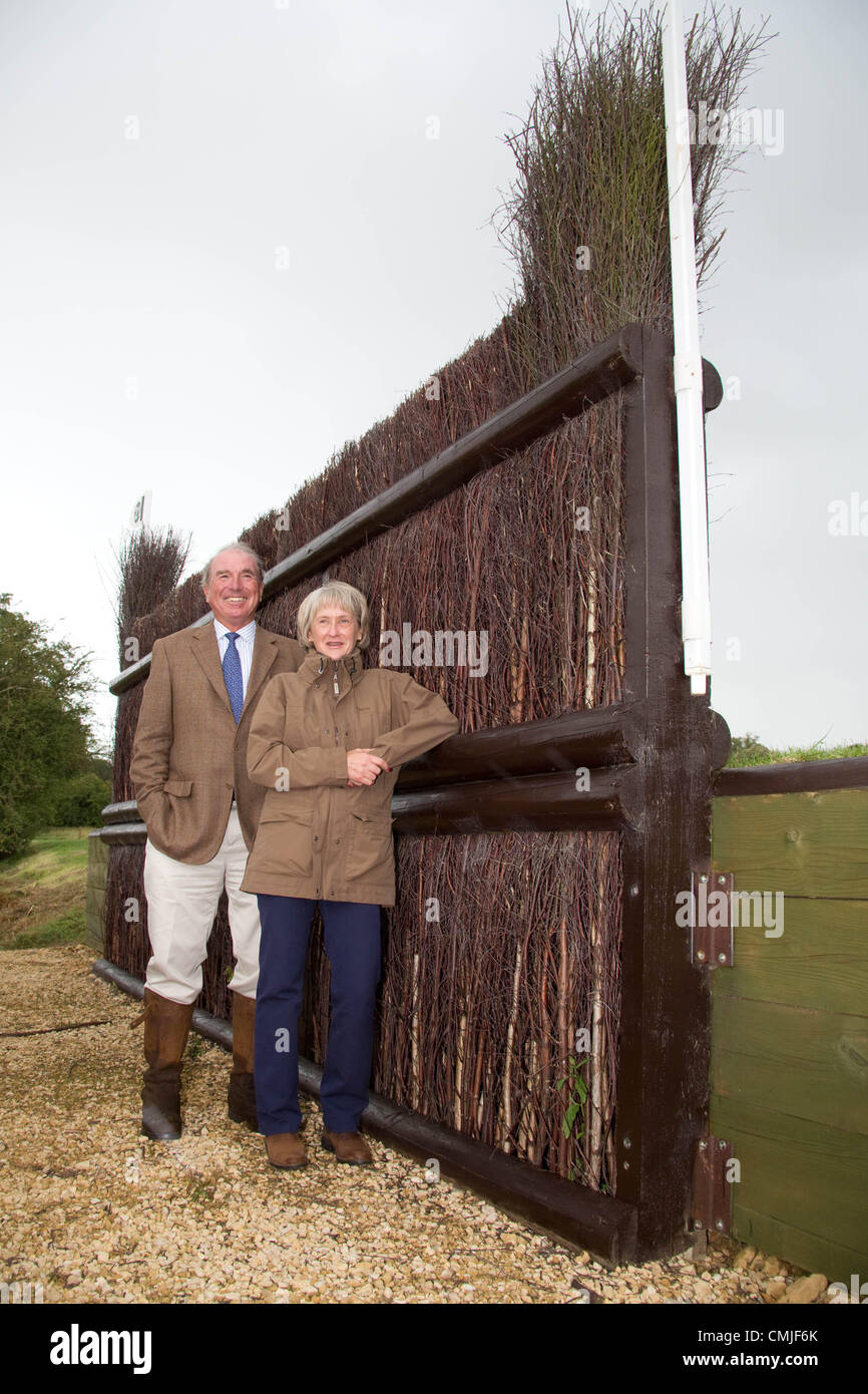 16.8.2012 la Land Rover Burghley Horse Trials Media Briefing giorno,Burghley House,Stamford, Lincolnshire. Corso Designer capitano Mark Phillips e direttore della manifestazione Elizabeth Inman Foto Stock