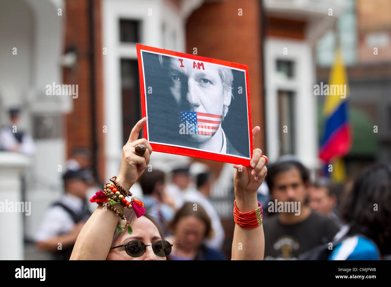 16 ago 2012. Ecuador Ambasciata, Hans Crescent, Knightsbridge di Londra, Regno Unito. 16.08.2012 Un Julian Assange sostenitore detiene una targhetta al di fuori dell'Ambasciata ecuadoriana dopo Ecuador conviene di dare Assange asilo, ma WikiLeaks fondatore facce arresto non appena egli passi al di fuori dell ambasciata a Londra. Credito: Jeff Gilbert / Alamy Live News Foto Stock