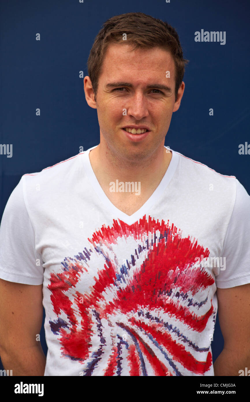 Bournemouth, Regno Unito. Giovedì 16 agosto 2012. Dan Hunter, Team GB libero del giocatore di volleyball, durante una pausa nella pallavolo sessioni di coaching che sta mettendo su per un massimo e provenienti da pallavolo ai giocatori di "ispirare una generazione'. Foto Stock