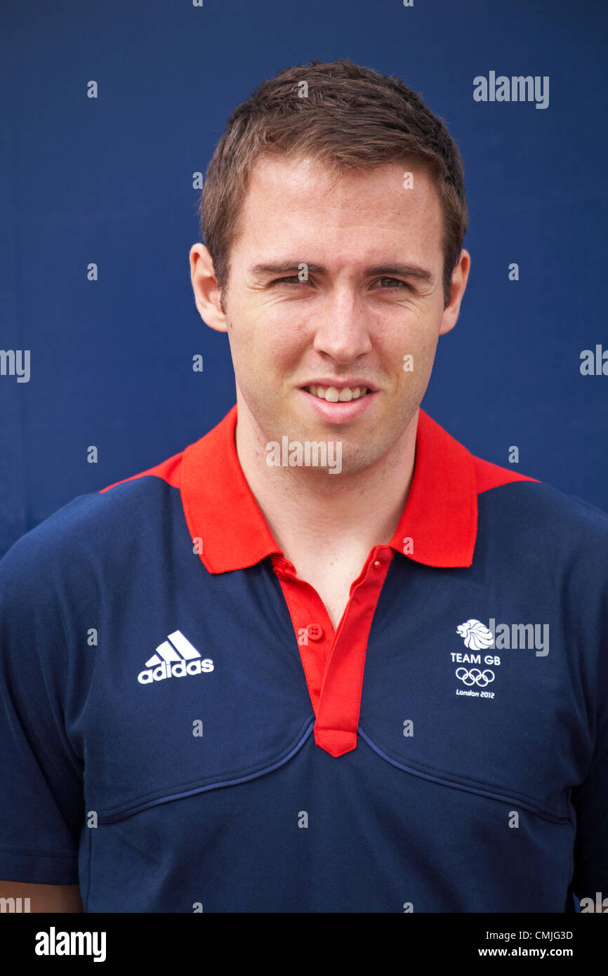Bournemouth, Regno Unito giovedì 16 agosto 2012. Dan Hunter, Team GB libero del giocatore di volleyball, durante una pausa nella pallavolo sessioni di coaching che sta mettendo su per un massimo e provenienti da pallavolo i giocatori a ispirare una generazione. Foto Stock