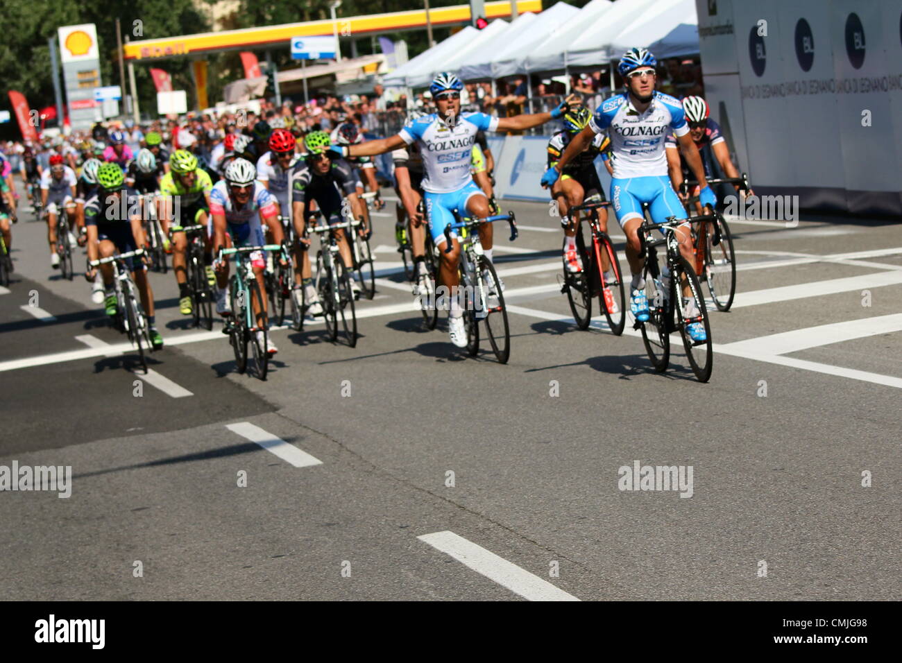 Giovedì 16 Agosto, 2012 - Legnano, Italia: 94th edizione della storica coppa Bernocchi, International Bicycle Race. Partenza e arrivo Toselli street a Legnano Italia. Rank: 1 Sacha Modolo / Italia - Team Colnago CSF Inox, 2° Sonny Colbrelli / Italia - Team Colnago CSF Inox, 3° Mauro Abel Richeze / Argentina - Team Nippo team. Foto Stock