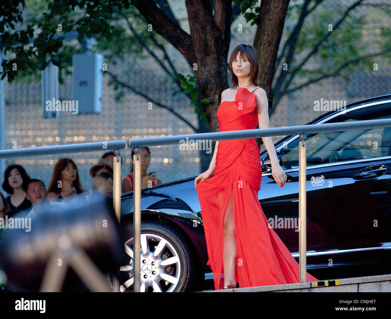 Agosto 14, 2012, Tokyo, Giappone - "I VENDICATORI" film Premiere a Tokyo. Ryoko Yonekura, voce attrice di Scarlett Johansson, giocare a Black Widow - Natasha Romanoff, camminando il tappeto rosso. (Foto di Michael Steinebach/AFLO) Foto Stock