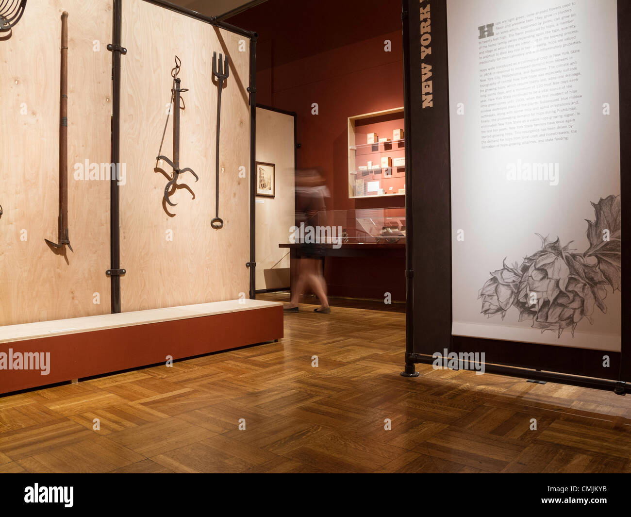 La città di New York, Stati Uniti d'America. 16 agosto 2012. Di epoca coloniale, attrezzi speciali sono stati necessari per il taglio e il trasporto degli enormi blocchi di ghiaccio il chill birra. Foto Stock