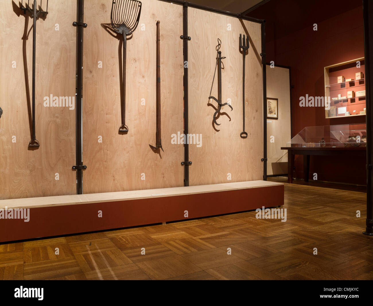 La città di New York, Stati Uniti d'America. 16 agosto 2012. Di epoca coloniale, attrezzi speciali sono stati necessari per il taglio e il trasporto degli enormi blocchi di ghiaccio il chill birra. Foto Stock