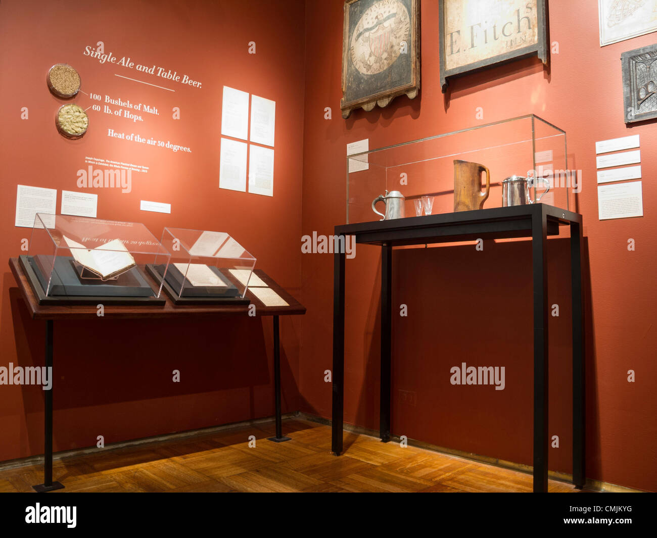 La città di New York, Stati Uniti d'America. 16 agosto 2012. Inizio birra libri di ricette sono sul display insieme con boccali e digital signage dal XVII secolo. Foto Stock