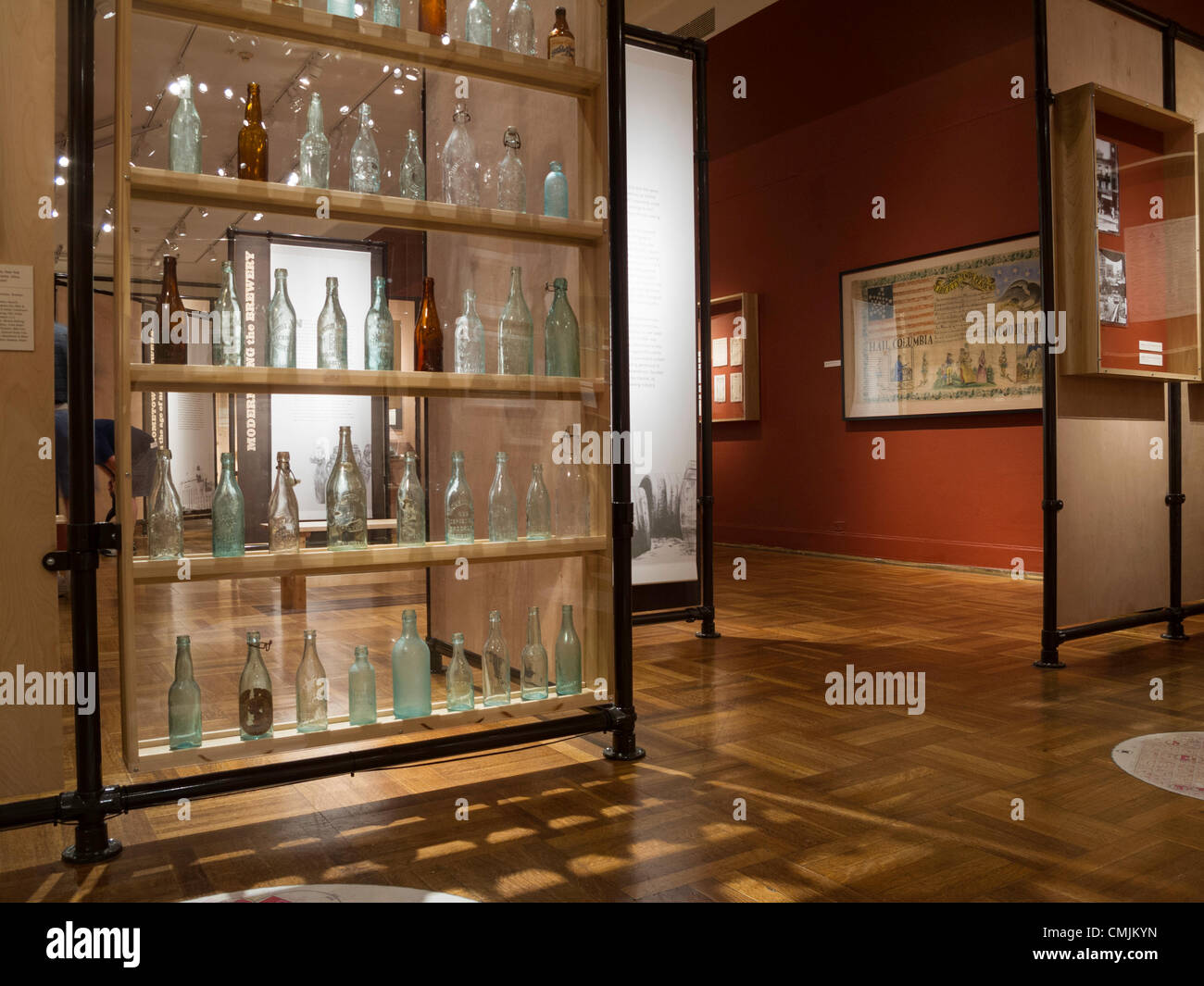 La città di New York, Stati Uniti d'America. 16 agosto 2012. Il confezionamento di innovazioni quali il vetro colorato bottiglie preservare la birra per periodi più lunghi. Foto Stock