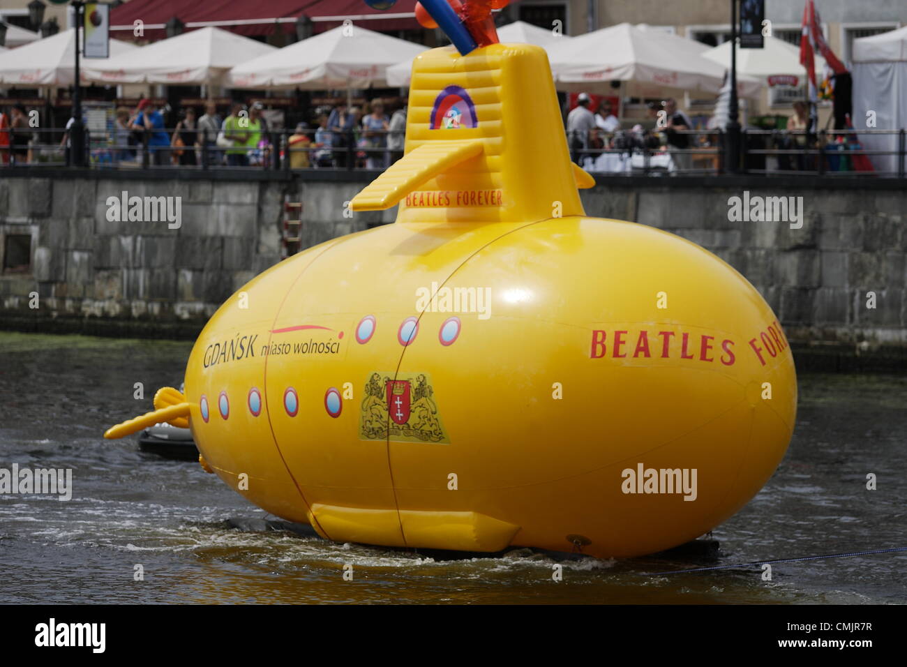 Gdansk, Polonia 18th, Agosto 2012 sottomarino giallo sul fiume Motlawa. Prestazioni organizzate nel cinquantesimo anniversario della prima i Beatles concerto storico con i membri della band. Sottomarino Giallo è uno degli eventi della "Settimana della legenda - Gdansk è il giubileo dei Beatles". Foto Stock