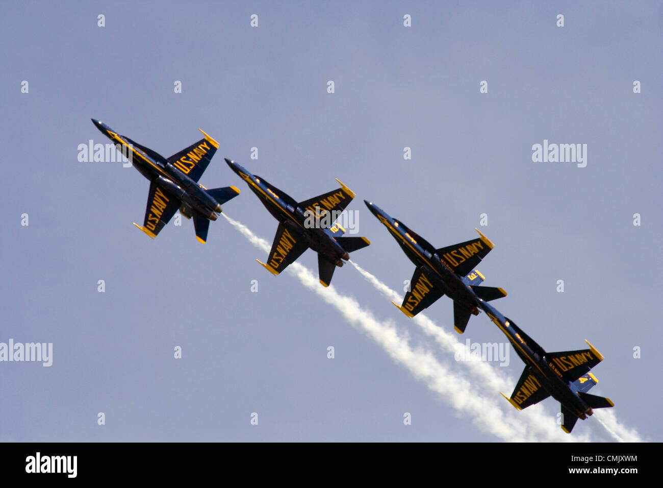 La cinquantaquattresima annuale di Chicago Air & Water Show - 2012. Il Chicago aria e acqua mostra è uno dei più grandi aria libera mostra negli Stati Uniti. Il Chicago aria e acqua mostrano è un evento annuale che ha cominciato in 1959 ed attrae più di 2 milioni di spettatori per aviazione ogni anno. La manifestazione si svolge su Chicago del lago Michigan e dispone di vari atti di aviazione che infuria da aerei militari di corporate sponsorizzato Aerobatic Team. Foto Stock