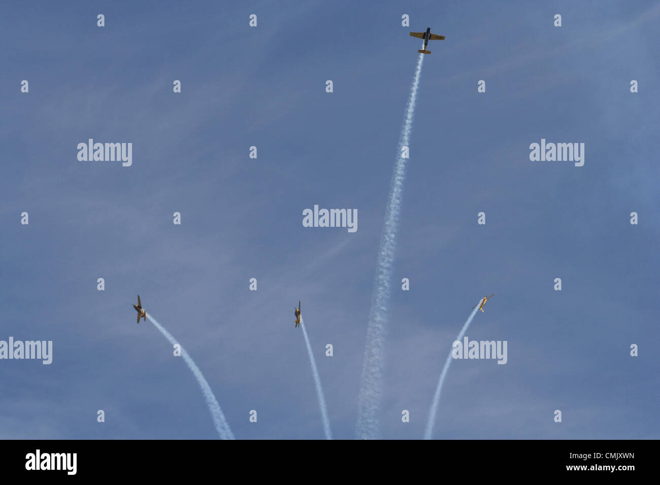 La cinquantaquattresima annuale di Chicago Air & Water Show - 2012. Il Chicago aria e acqua mostra è uno dei più grandi aria libera mostra negli Stati Uniti. Il Chicago aria e acqua mostrano è un evento annuale che ha cominciato in 1959 ed attrae più di 2 milioni di spettatori per aviazione ogni anno. La manifestazione si svolge su Chicago del lago Michigan e dispone di vari atti di aviazione che infuria da aerei militari di corporate sponsorizzato Aerobatic Team. Foto Stock
