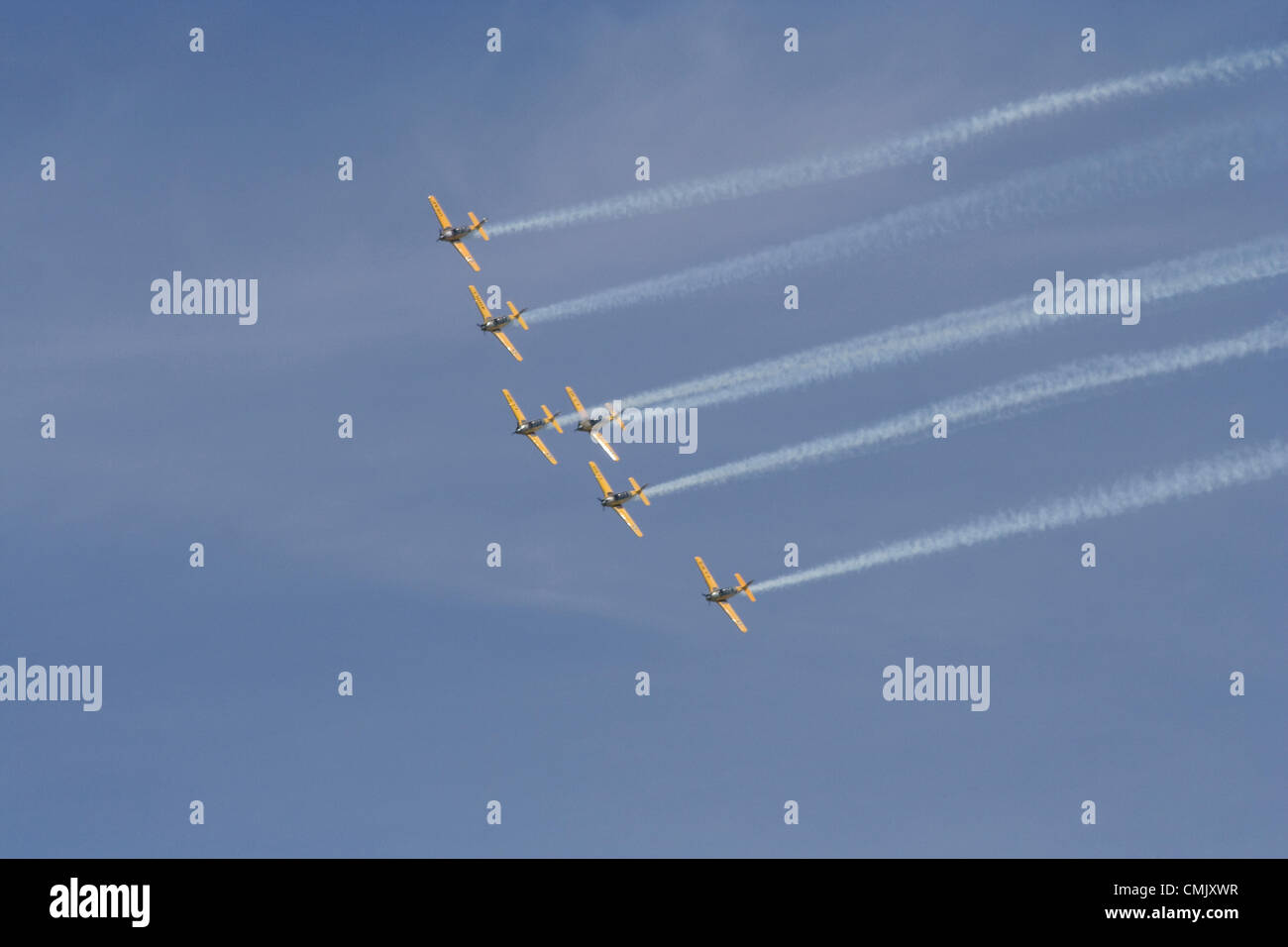 La cinquantaquattresima annuale di Chicago Air & Water Show - 2012. Il Chicago aria e acqua mostra è uno dei più grandi aria libera mostra negli Stati Uniti. Il Chicago aria e acqua mostrano è un evento annuale che ha cominciato in 1959 ed attrae più di 2 milioni di spettatori per aviazione ogni anno. La manifestazione si svolge su Chicago del lago Michigan e dispone di vari atti di aviazione che infuria da aerei militari di corporate sponsorizzato Aerobatic Team. Foto Stock