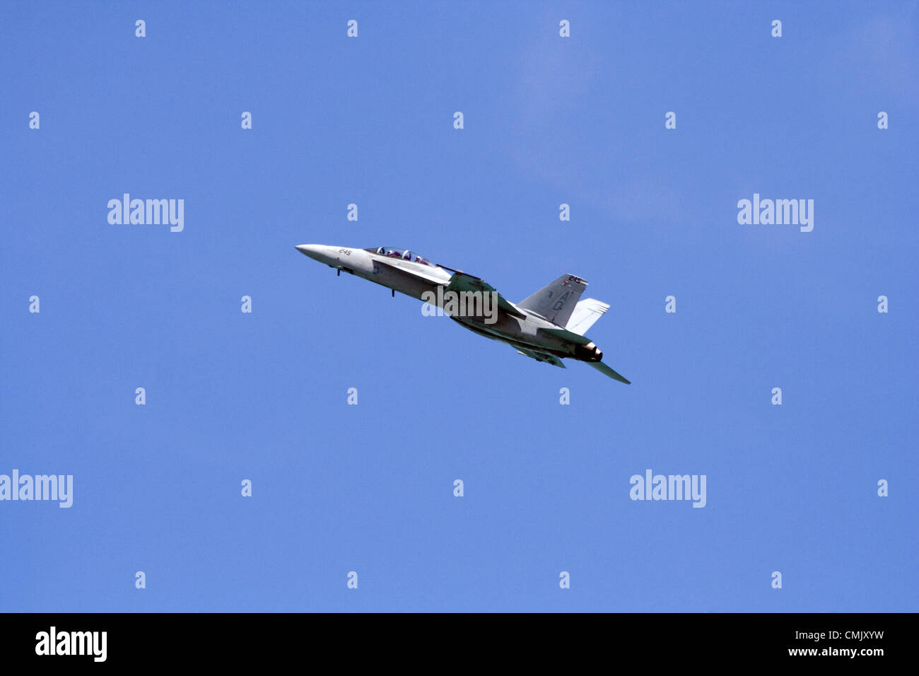 La cinquantaquattresima annuale di Chicago Air & Water Show - 2012. Il Chicago aria e acqua mostra è uno dei più grandi aria libera mostra negli Stati Uniti. Il Chicago aria e acqua mostrano è un evento annuale che ha cominciato in 1959 ed attrae più di 2 milioni di spettatori per aviazione ogni anno. La manifestazione si svolge su Chicago del lago Michigan e dispone di vari atti di aviazione che infuria da aerei militari di corporate sponsorizzato Aerobatic Team. Foto Stock