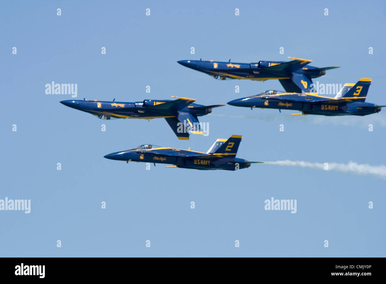 La cinquantaquattresima annuale di Chicago Air & Water Show - 2012. Il Chicago aria e acqua mostra è uno dei più grandi aria libera mostra negli Stati Uniti. Il Chicago aria e acqua mostrano è un evento annuale che ha cominciato in 1959 ed attrae più di 2 milioni di spettatori per aviazione ogni anno. La manifestazione si svolge su Chicago del lago Michigan e dispone di vari atti di aviazione che infuria da aerei militari di corporate sponsorizzato Aerobatic Team. Foto Stock