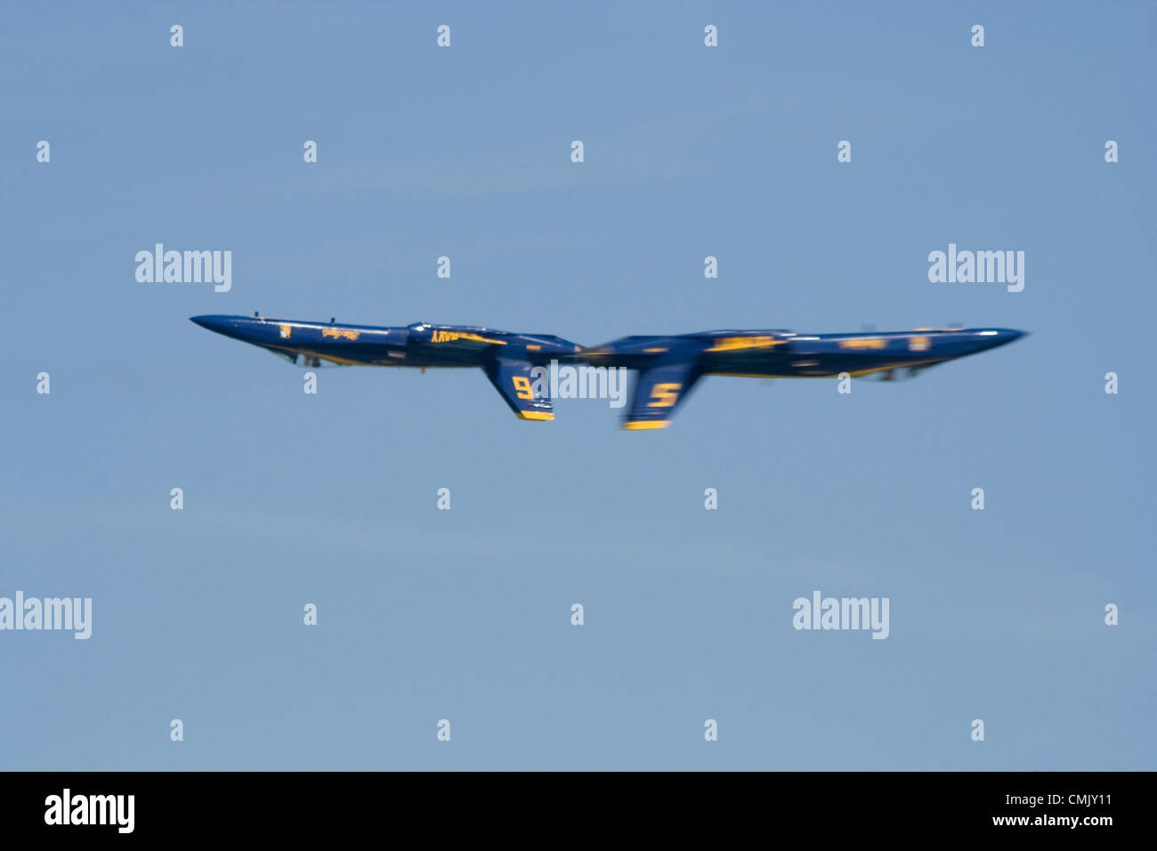 La cinquantaquattresima annuale di Chicago Air & Water Show - 2012. Il Chicago aria e acqua mostra è uno dei più grandi aria libera mostra negli Stati Uniti. Il Chicago aria e acqua mostrano è un evento annuale che ha cominciato in 1959 ed attrae più di 2 milioni di spettatori per aviazione ogni anno. La manifestazione si svolge su Chicago del lago Michigan e dispone di vari atti di aviazione che infuria da aerei militari di corporate sponsorizzato Aerobatic Team. Foto Stock