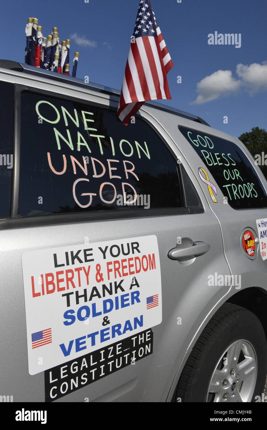 Agosto 18, 2012 - Farmingdale, New York, Stati Uniti: Patriot Guard Riders' auto, che visualizzate slogan relativi di patriottismo e di fede, portata 30 bandiere nordamericane alla cerimonia di sepoltura di Marine Caporale Greg Buckley Jr, 21 - L'Oceanside nativi uccisi in Afghanistan 9 giorni prima - a Long Island National Cemetery. Foto Stock