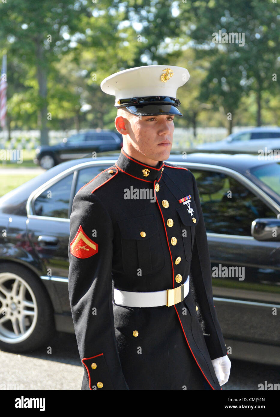 Agosto 18, 2012 - Farmingdale, New York, Stati Uniti: Marine a piedi lungo le auto che prenderanno la famiglia di Marine Caporale Greg Buckley Jr, 21 - L'Oceanside nativi uccisi in Afghanistan 9 giorni precedenti - per la sua cerimonia di sepoltura a Long Island National Cemetery. Foto Stock