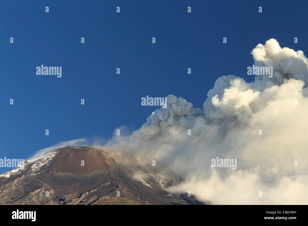 BANOS ECUADOR 19AGOSTO 2012 altamente attivo vulcano Tungurahua IN ECUADOR erutta con potenti gas ed emissioni di lava a 21 55GMT Foto Stock