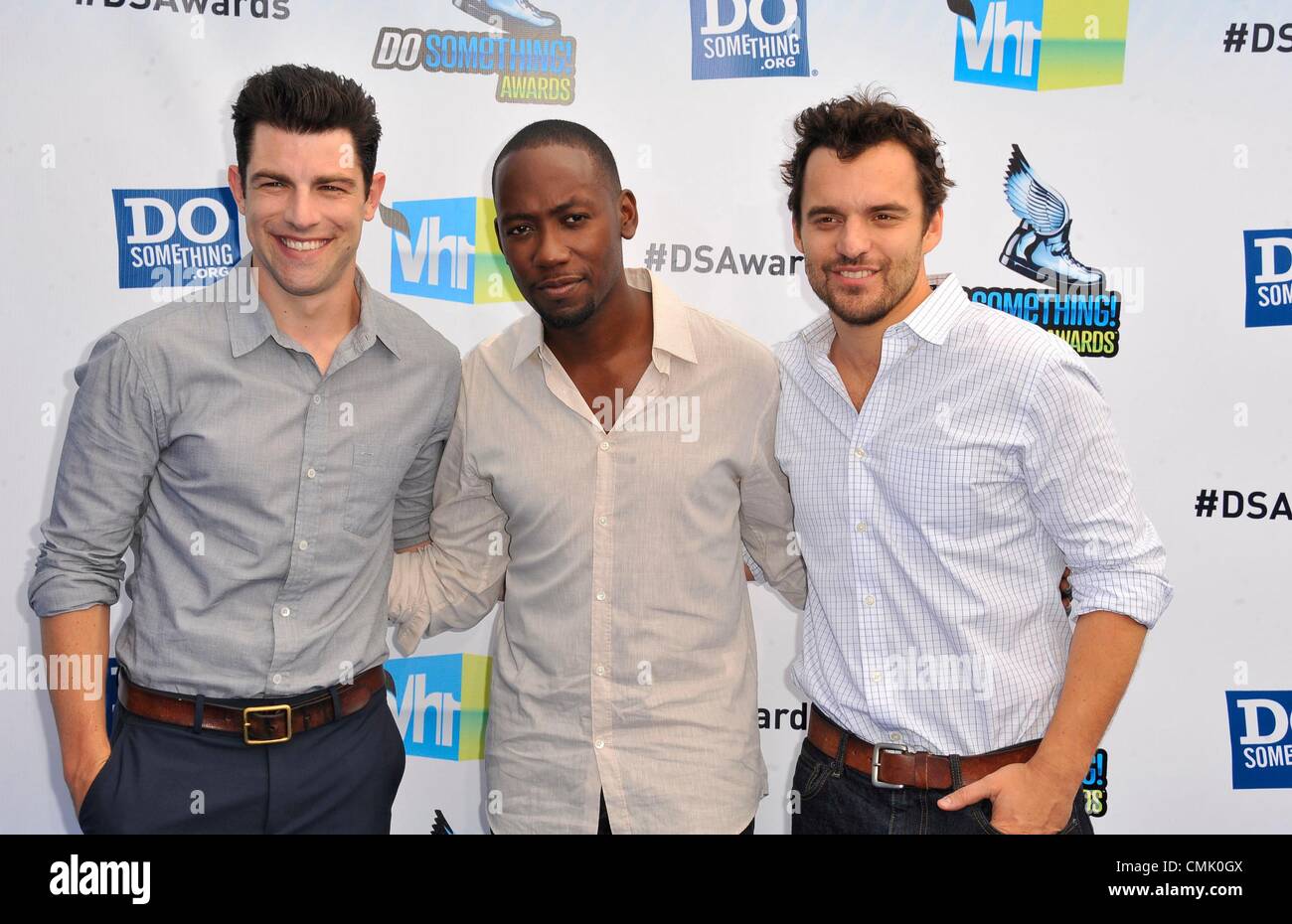 Jake Johnson, Lamorne Morris, Max Greenfield presso gli arrivi per VH1 fare qualcosa Awards - arrivi, Barker Hangar, Santa Monica, CA il 19 agosto 2012. Foto di: Dee Cercone/Everett Collection Foto Stock